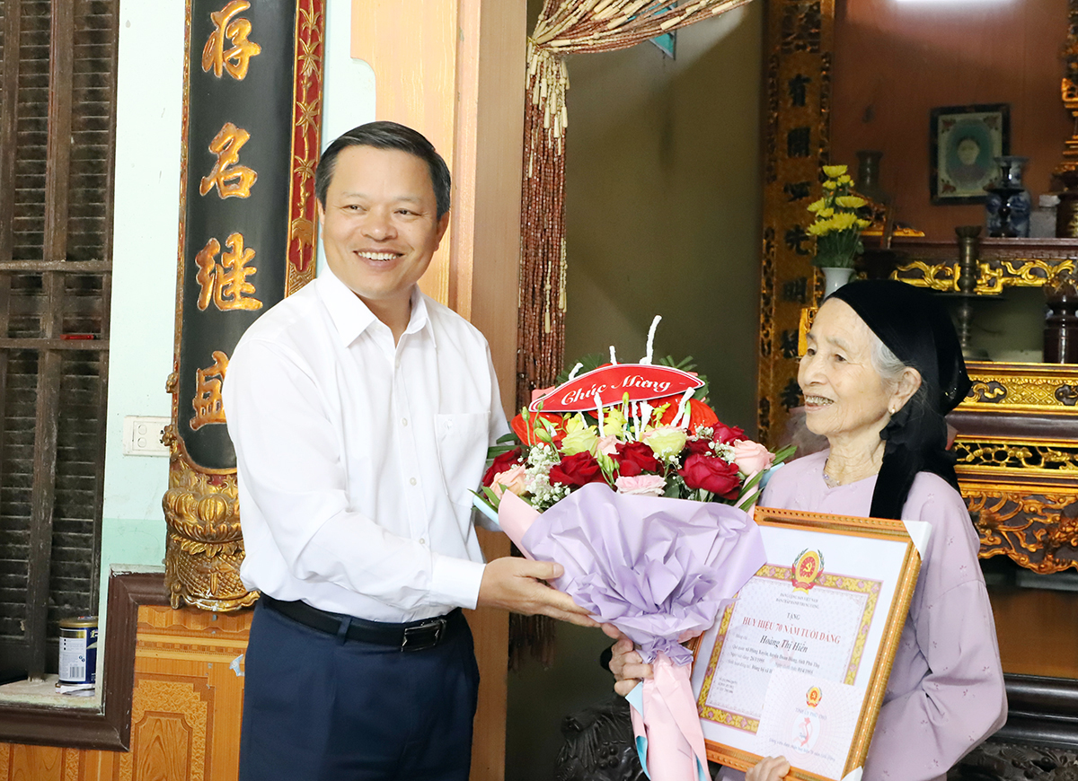  Đồng chí PCT UBND tỉnh Phan Trọng Tấn trao Huy hiệu 70 năm tuổi Đảng tại Đảng bộ xã Hùng Xuyên